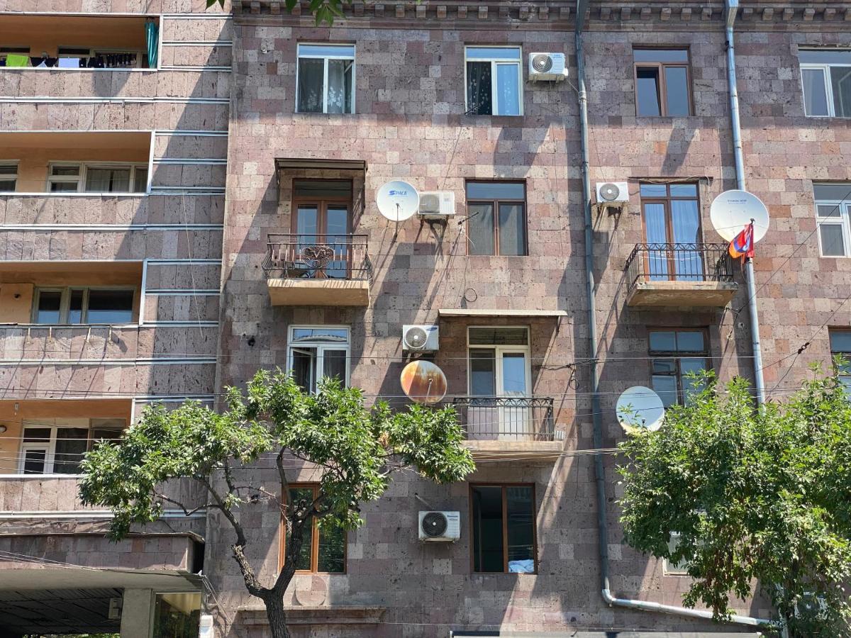 Amiryan Street 1 Bedroom Deluxe Apartment With Balcony Am104 エレバン エクステリア 写真