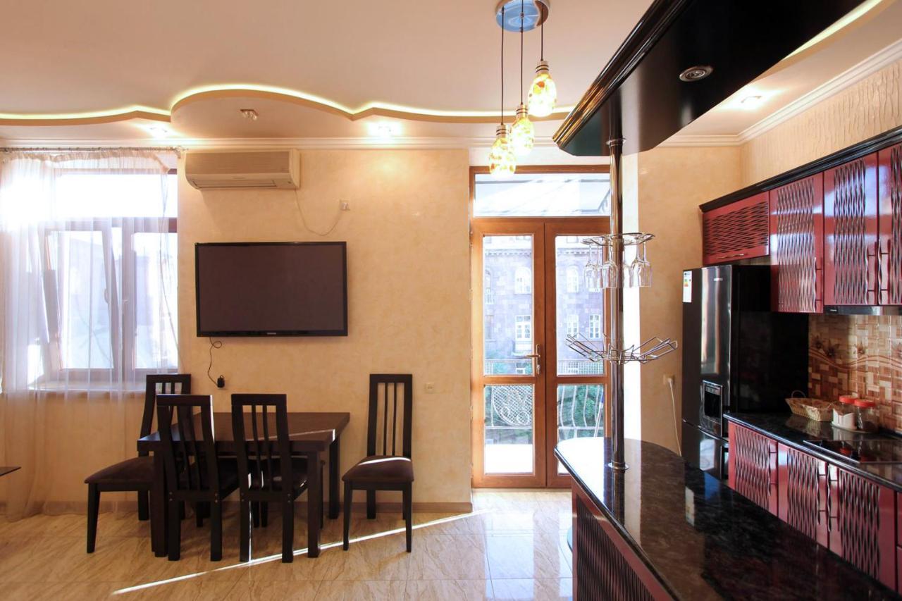 Amiryan Street 1 Bedroom Deluxe Apartment With Balcony Am104 エレバン エクステリア 写真